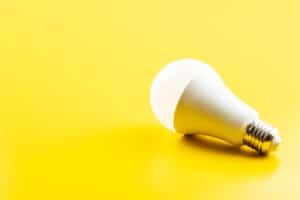 Impacto da bandeira amarela na conta de luz de novembro e dicas para economizar